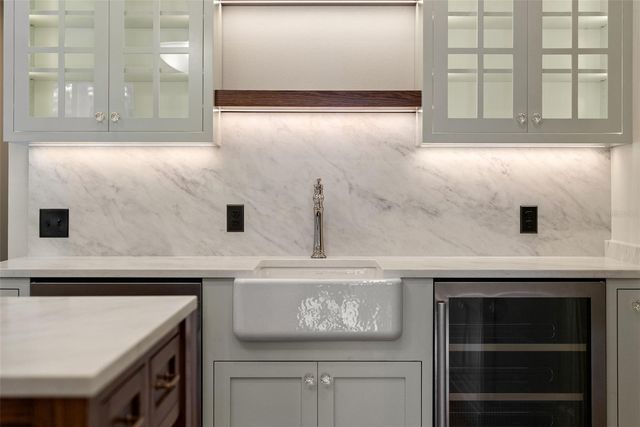 250 MIRROR LAKE DRIVE N, St Petersburg, FL 33701