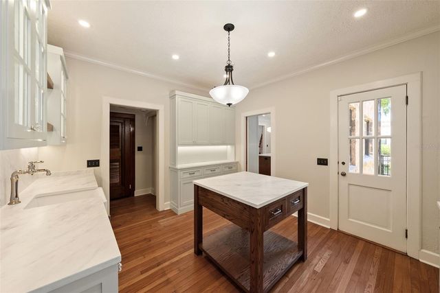 250 MIRROR LAKE DRIVE N, St Petersburg, FL 33701