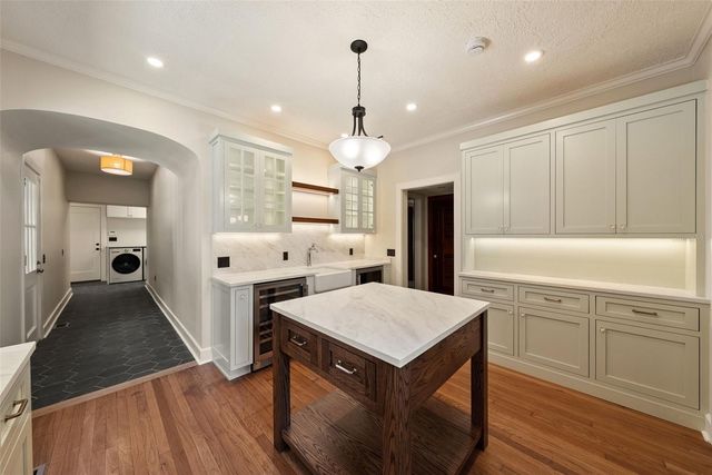 250 MIRROR LAKE DRIVE N, St Petersburg, FL 33701