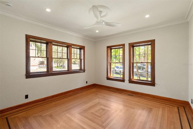 250 MIRROR LAKE DRIVE N, St Petersburg, FL 33701