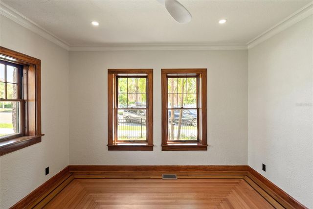 250 MIRROR LAKE DRIVE N, St Petersburg, FL 33701