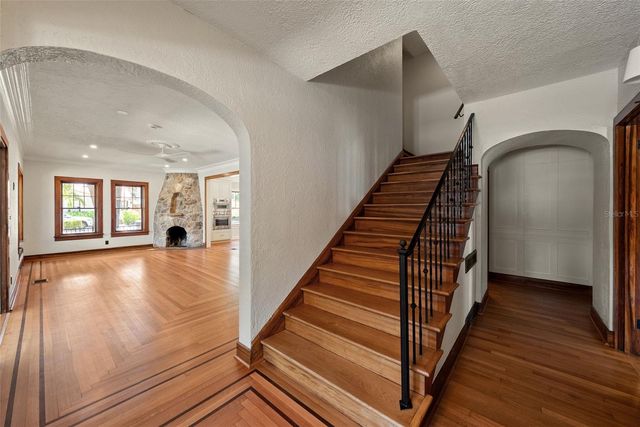 250 MIRROR LAKE DRIVE N, St Petersburg, FL 33701