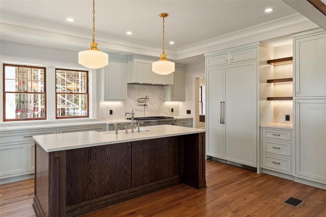250 MIRROR LAKE DRIVE N, St Petersburg, FL 33701
