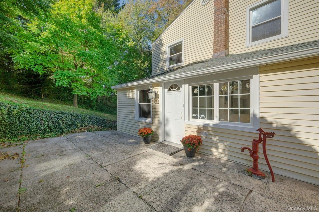 118 Circular Street, Thornwood, NY 10594 — photo 2
