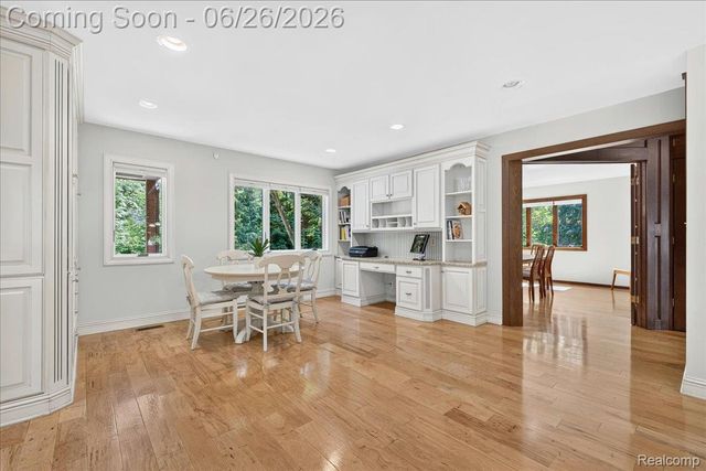29498 E River Road, Grosse Ile Township, MI 48138