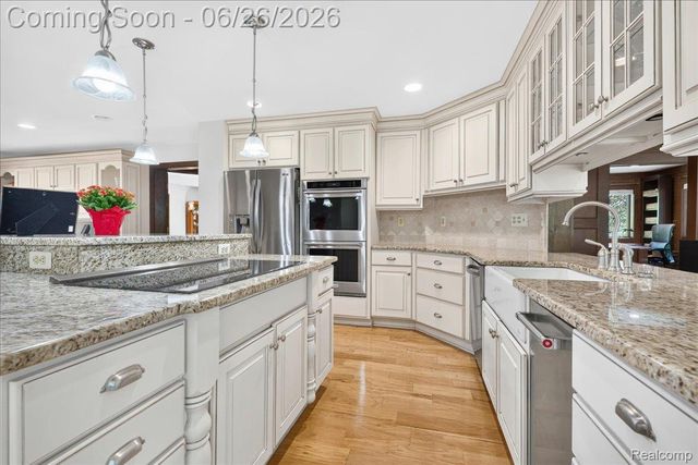 29498 E River Road, Grosse Ile Township, MI 48138