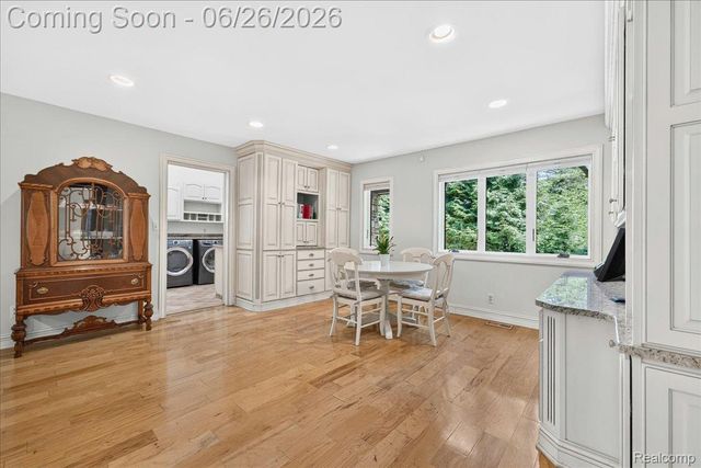 29498 E River Road, Grosse Ile Township, MI 48138