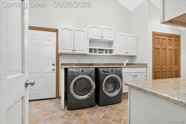29498 E River Road, Grosse Ile Township, MI 48138