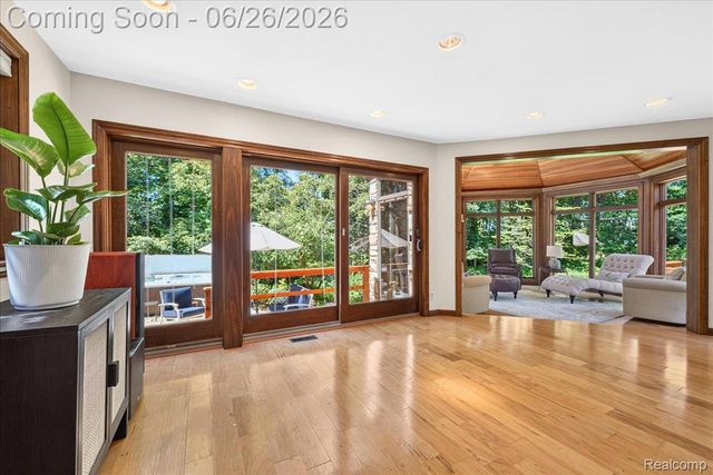 29498 E River Road, Grosse Ile Township, MI 48138