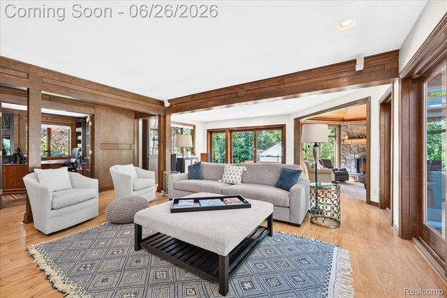 29498 E River Road, Grosse Ile Township, MI 48138