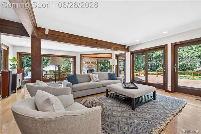 29498 E River Road, Grosse Ile Township, MI 48138
