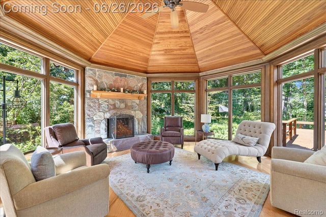 29498 E River Road, Grosse Ile Township, MI 48138