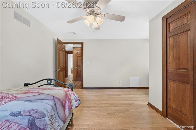 29498 E River Road, Grosse Ile Township, MI 48138