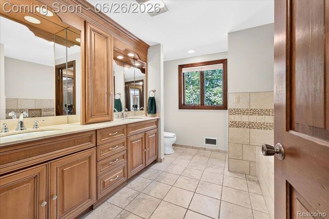 29498 E River Road, Grosse Ile Township, MI 48138