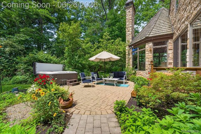 29498 E River Road, Grosse Ile Township, MI 48138