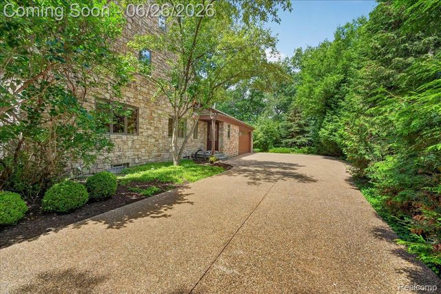 29498 E River Road, Grosse Ile Township, MI 48138