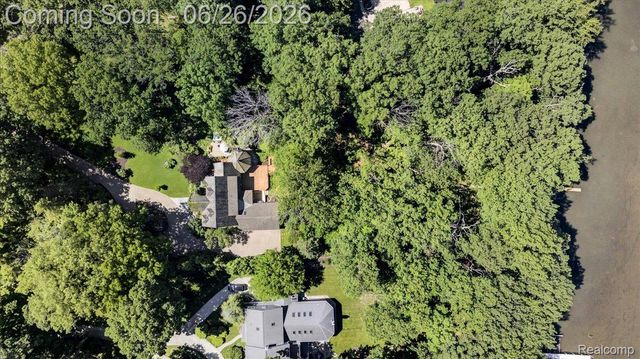 29498 E River Road, Grosse Ile Township, MI 48138