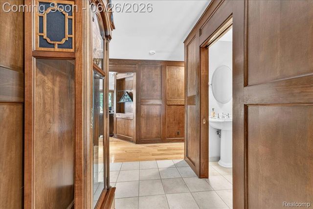 29498 E River Road, Grosse Ile Township, MI 48138