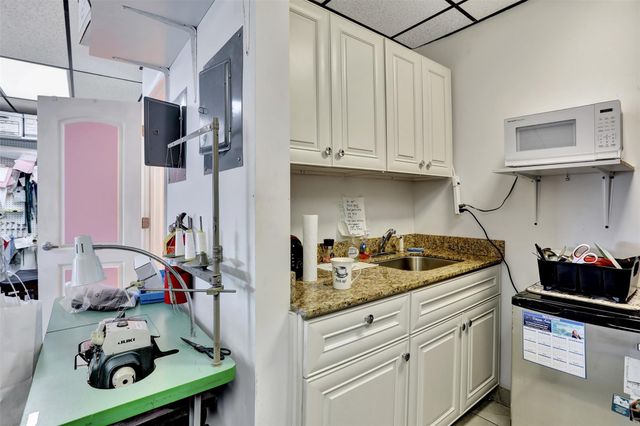 311 NE 44th St, Oakland Park, FL 33334