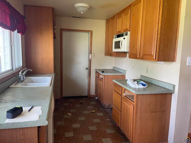 3404 SW Burlingame RD, Topeka, KS 66611