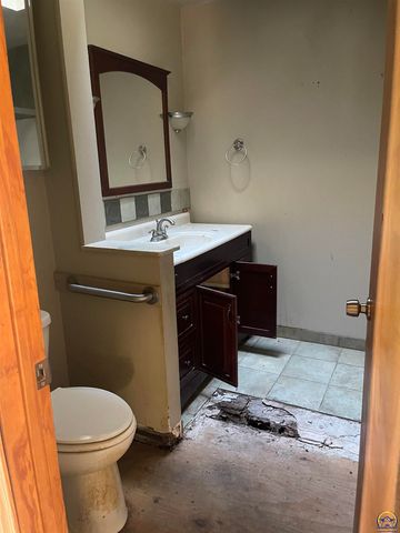 3404 SW Burlingame RD, Topeka, KS 66611
