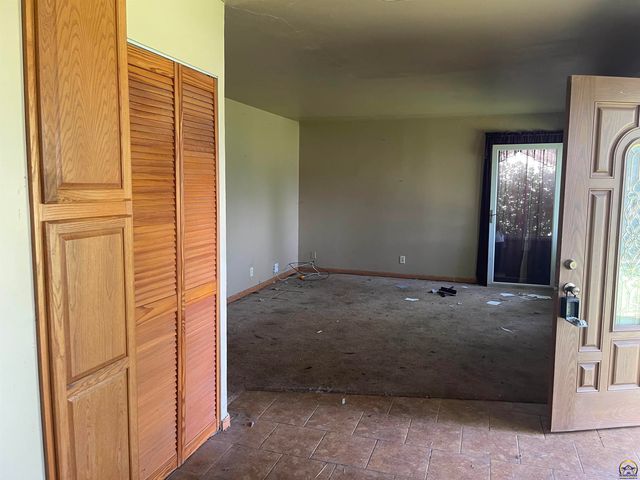 3404 SW Burlingame RD, Topeka, KS 66611