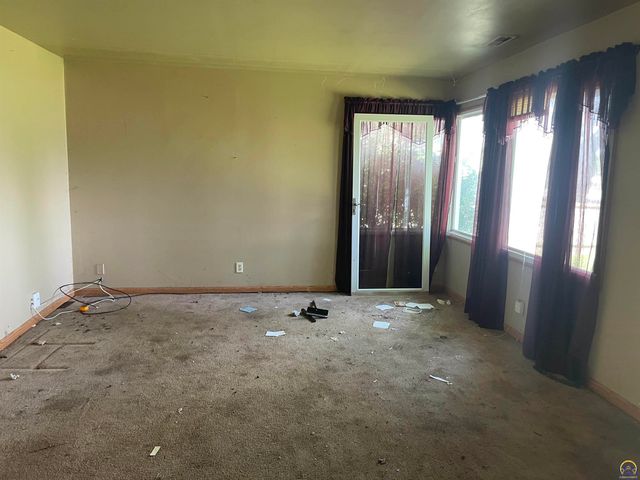 3404 SW Burlingame RD, Topeka, KS 66611