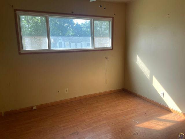 3404 SW Burlingame RD, Topeka, KS 66611