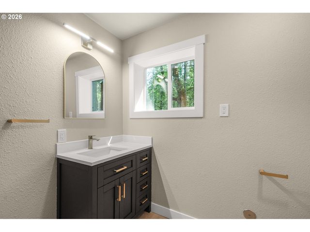 22420 S PARROT CREEK Rd, Oregon City, OR 97045