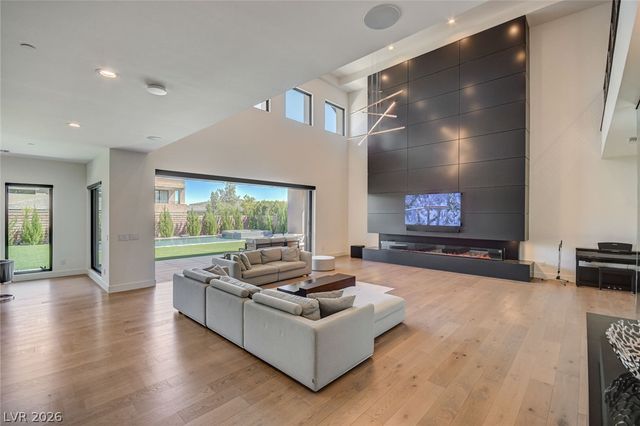 6 Drifting Shadow Way, Las Vegas, NV 89135