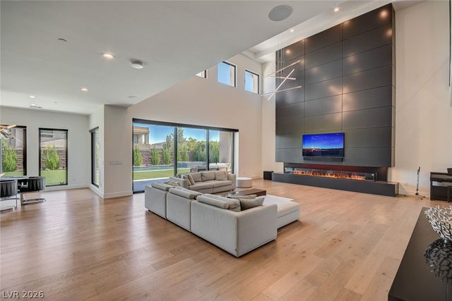 6 Drifting Shadow Way, Las Vegas, NV 89135