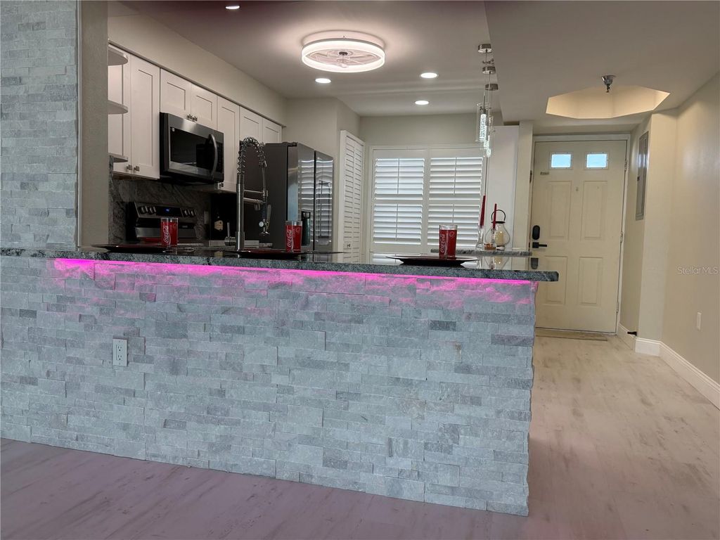 Image 11 of property listing at 2530 GARY CIRCLE 802, Dunedin, FL 34698