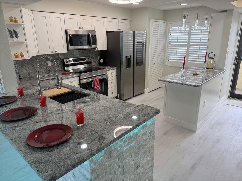 Image 14 of property listing at 2530 GARY CIRCLE 802, Dunedin, FL 34698