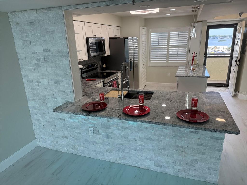 Image 9 of property listing at 2530 GARY CIRCLE 802, Dunedin, FL 34698