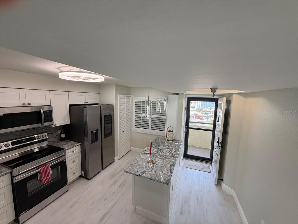 Image 10 of property listing at 2530 GARY CIRCLE 802, Dunedin, FL 34698