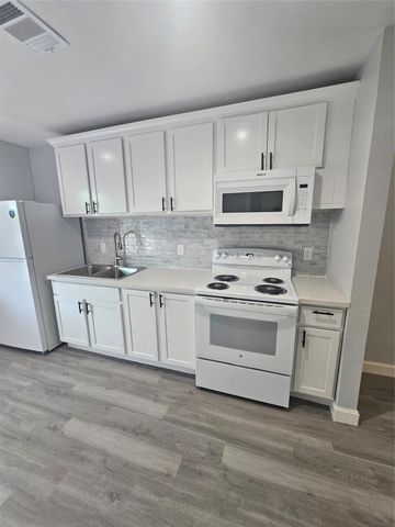 4724 4th Units B,C,D,E Street, Bacliff, TX 77518