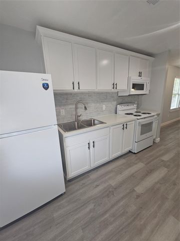 4724 4th Units B,C,D,E Street, Bacliff, TX 77518