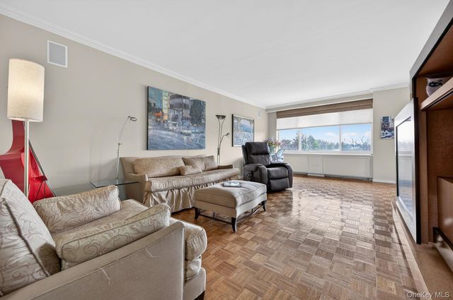 100 Hilton Avenue 601, Garden City, NY 11530
