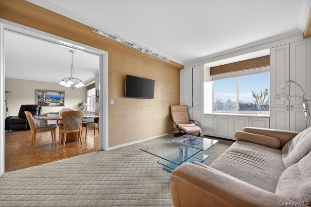 100 Hilton Avenue 601, Garden City, NY 11530