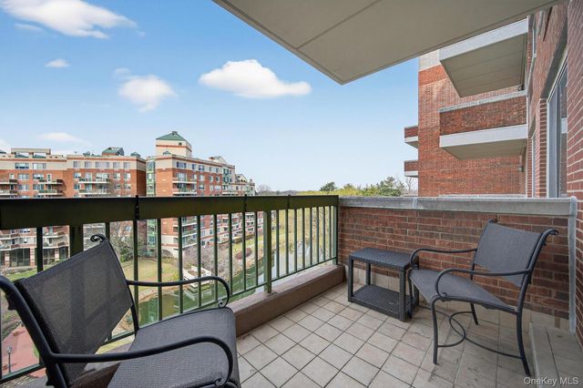 100 Hilton Avenue 601, Garden City, NY 11530