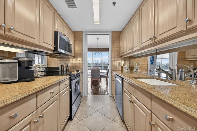 100 Hilton Avenue 601, Garden City, NY 11530