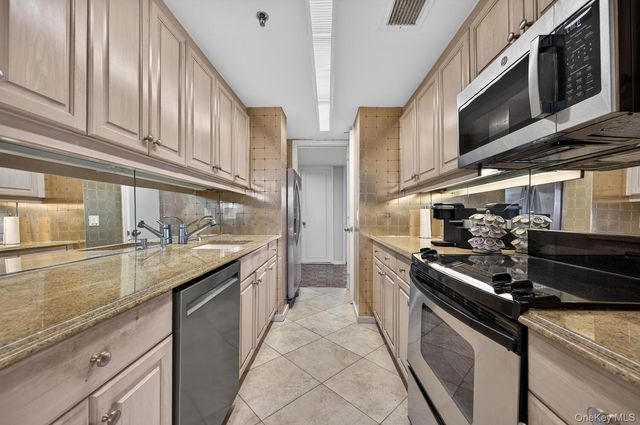 100 Hilton Avenue 601, Garden City, NY 11530