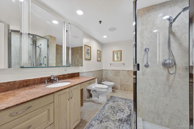 100 Hilton Avenue 601, Garden City, NY 11530
