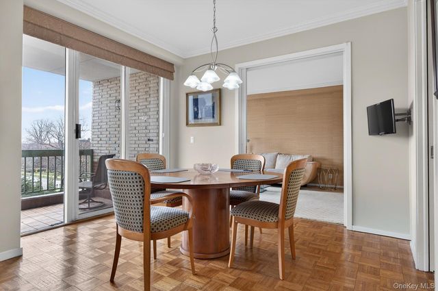 100 Hilton Avenue 601, Garden City, NY 11530