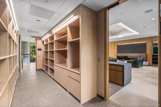 100 Hilton Avenue 601, Garden City, NY 11530