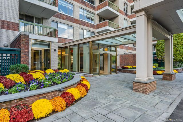 100 Hilton Avenue 601, Garden City, NY 11530