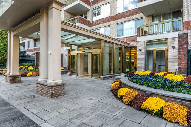 100 Hilton Avenue 601, Garden City, NY 11530