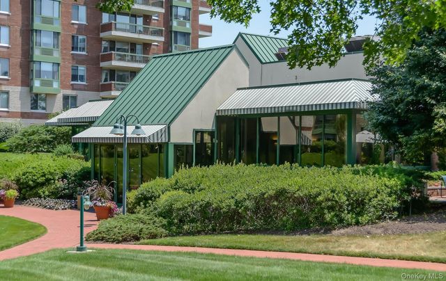 100 Hilton Avenue 601, Garden City, NY 11530