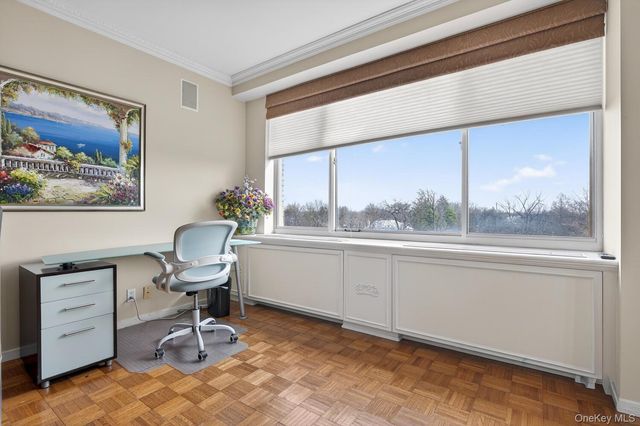 100 Hilton Avenue 601, Garden City, NY 11530