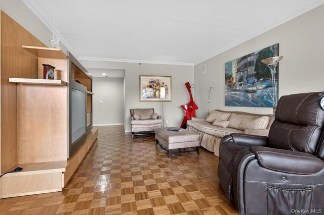 100 Hilton Avenue 601, Garden City, NY 11530